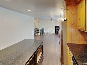 1666 W 9685 S in South Jordan, UT - Foto de edificio - Building Photo