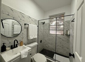 1560 SW 5th St, Unit 11 in Miami, FL - Building Photo