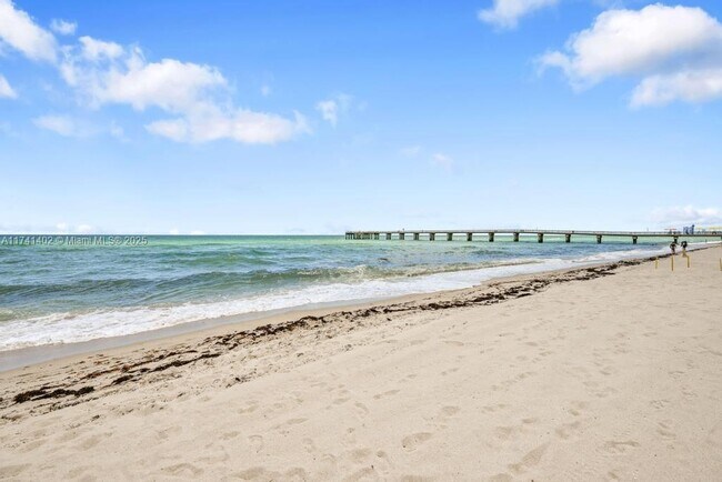 16711 Collins Ave in North Miami Beach, FL - Building Photo - Building Photo