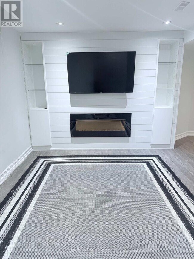 70 Robertson Close in Vaughan, ON - Building Photo - Building Photo