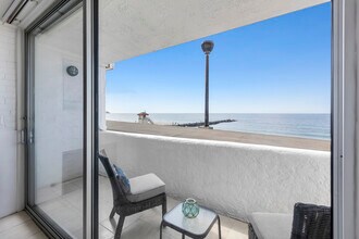 615 Esplanade, Unit 105 in Redondo Beach, CA - Building Photo - Building Photo