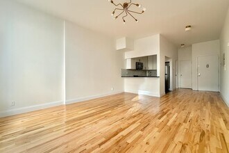 346 W 52nd St in New York, NY - Building Photo - Building Photo