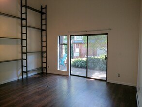 Hoven Apartments in Seattle, WA - Building Photo - Building Photo