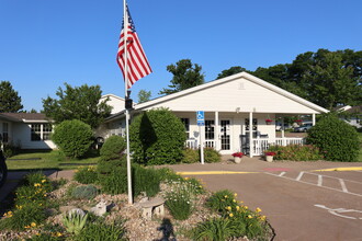 Meadowcrest Senior Apartments in Davenport, IA - Building Photo - Building Photo