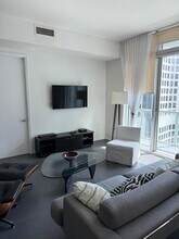 55 SE 6th St, Unit 4102 in Miami, FL - Building Photo - Building Photo