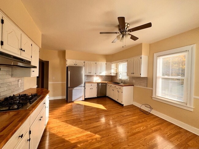 34 N Spring St, Unit Second Floor in Ansonia, CT - Foto de edificio - Building Photo