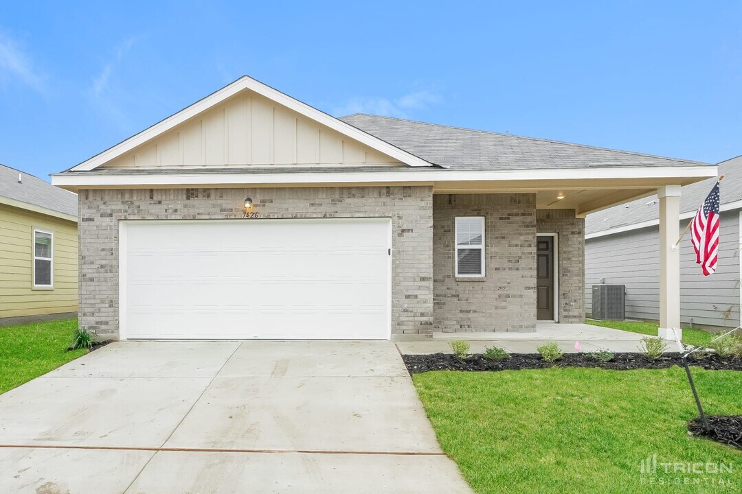 7426 Boa Holw in San Antonio, TX - Building Photo