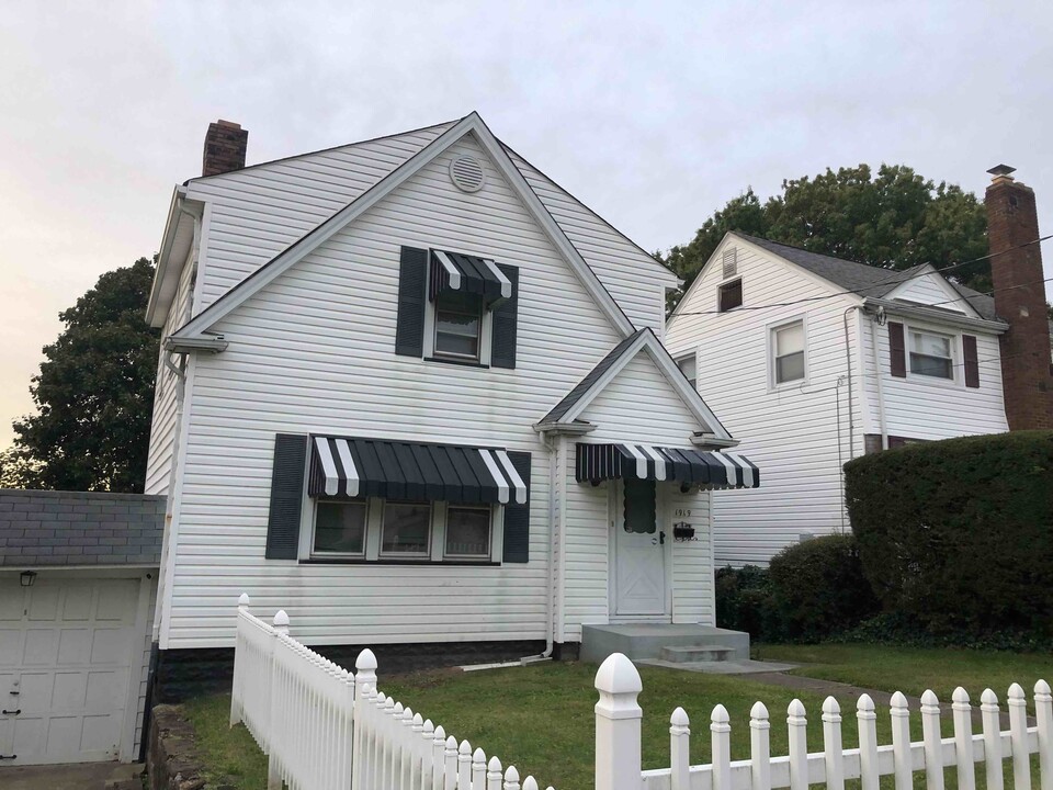 1919 Columbia Ave in Steubenville, OH - Foto de edificio