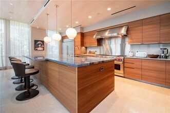3581 E Glencoe St, Unit 301 in Miami, FL - Foto de edificio - Building Photo