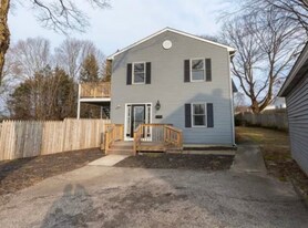32 Pilgrim Ave in Coventry, RI - Building Photo