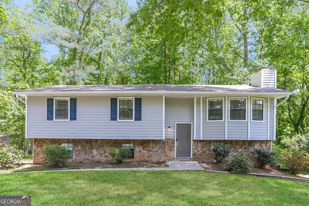 1576 Ember Cir SW in Snellville, GA - Building Photo