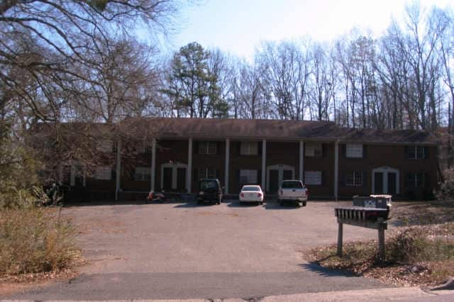 111 Springdale Dr in Calhoun, GA - Building Photo