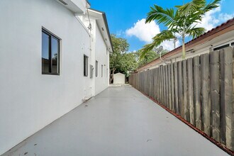 972 SW 44th Ave in Miami, FL - Foto de edificio - Building Photo