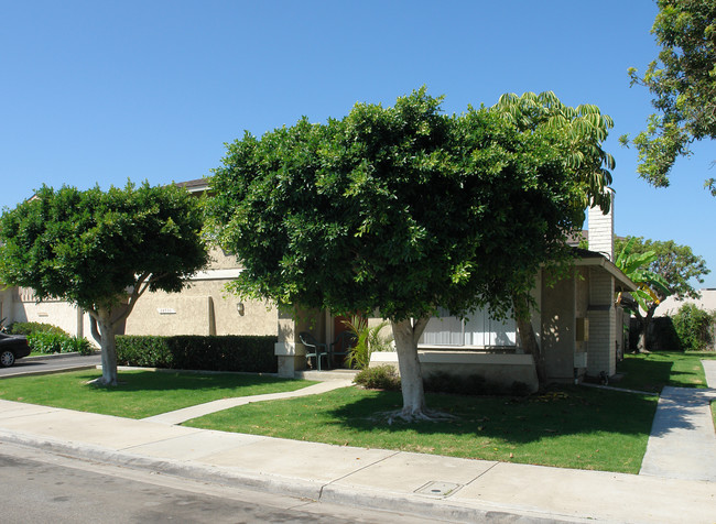 16531 Regina Cir in Huntington Beach, CA - Building Photo - Building Photo