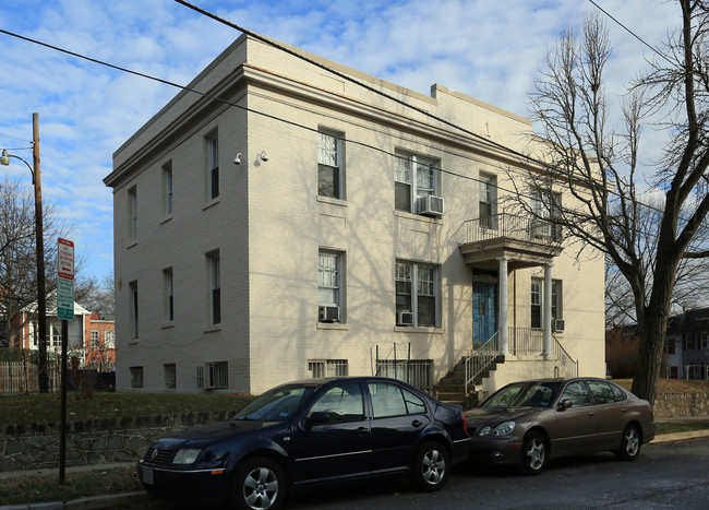 3711 Benton St NW in Washington, DC - Foto de edificio - Building Photo