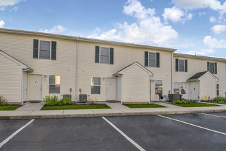 Yellowbud Place in Moorefield, WV - Foto de edificio - Building Photo