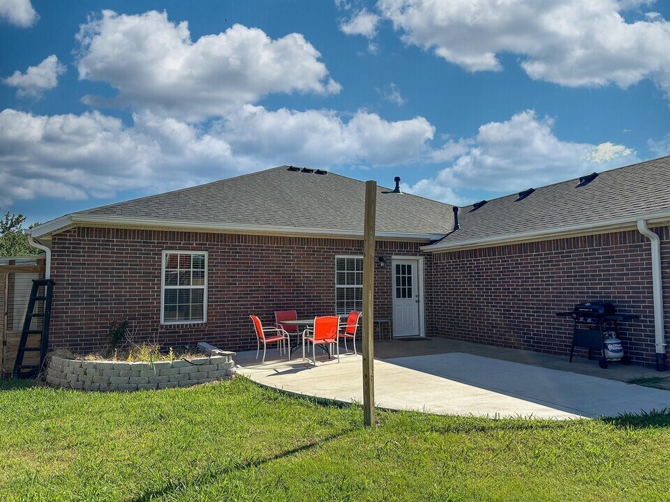 691 N Meadowlands Dr in Fayetteville, AR - Building Photo