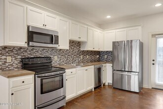 1402 Jefferson St, Unit 201 in Lafayette, LA - Building Photo - Building Photo