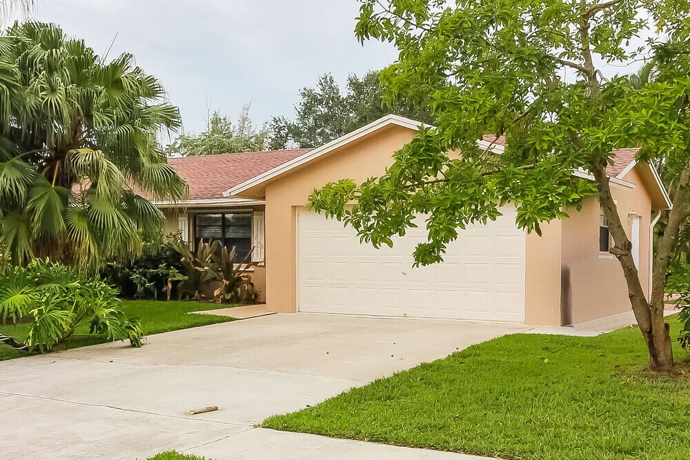 246 Las Palmas St in Royal Palm Beach, FL - Building Photo
