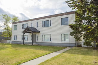 2209 Westmount Rd NW in Calgary, AB - Building Photo - Building Photo