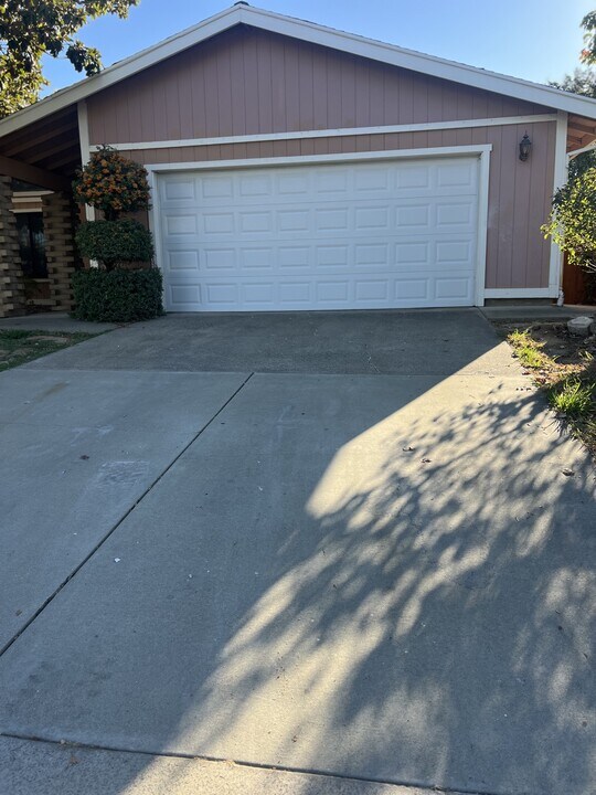 6560 Oakcreek Way in Citrus Heights, CA - Building Photo