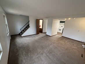 108 Roberts Dr in Moon Township, PA - Building Photo - Building Photo