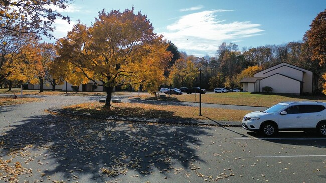 Canal Place in Weatogue, CT - Foto de edificio - Building Photo