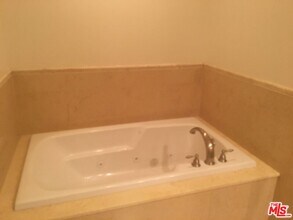 1050 S Holt Ave in Los Angeles, CA - Building Photo - Building Photo