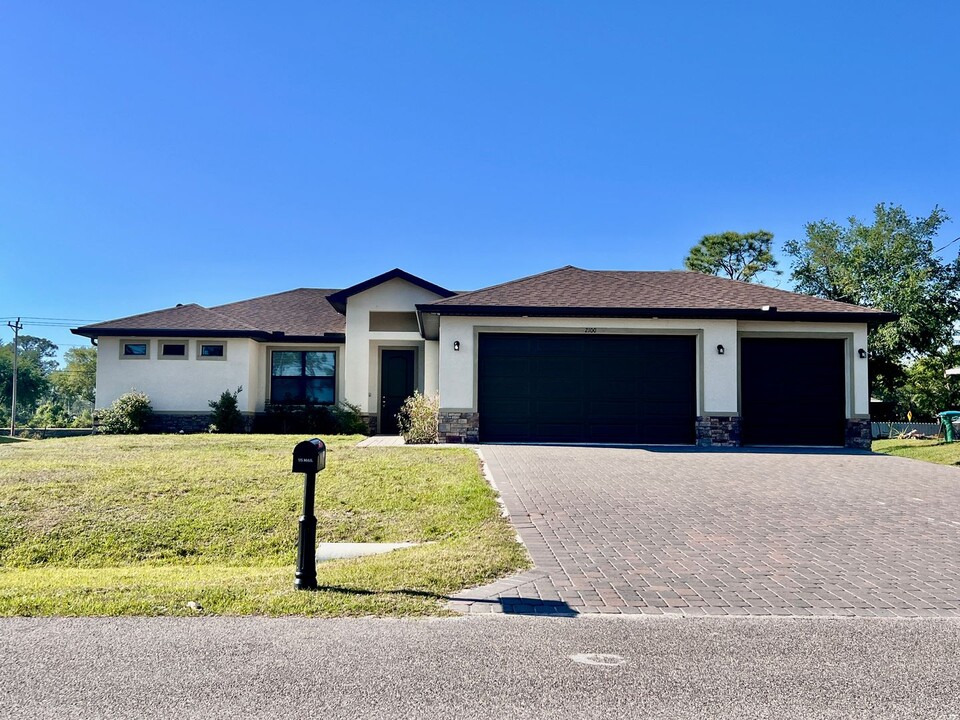 2100 NE 33rd Terrace in Cape Coral, FL - Building Photo