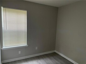 5741 Wellborn Oaks Ct in Lithonia, GA - Building Photo