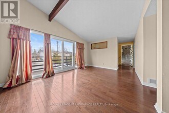 2212 St. Laurent Blvd in Ottawa, ON - Building Photo - Building Photo