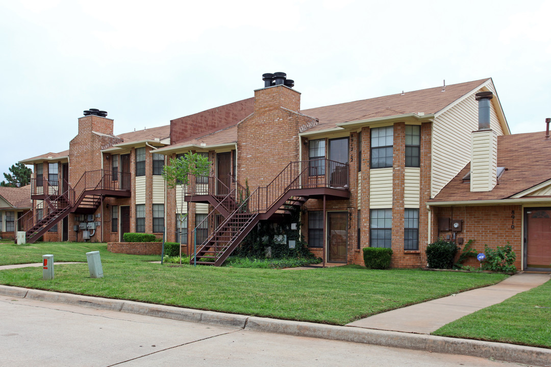 Fairfield Greens Townhomes & Apartments in Midwest City, OK - Building Photo