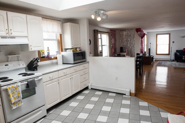 66 Brooks St, Unit 3 in Boston, MA - Building Photo - Building Photo
