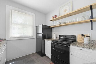 402 E Dewey Pl, Unit 101 in San Antonio, TX - Building Photo - Building Photo