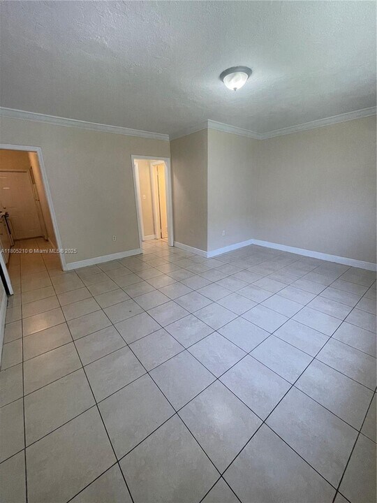 555 SW 7th St in Miami, FL - Building Photo