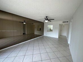 1638 Embassy Dr in West Palm Beach, FL - Building Photo - Building Photo