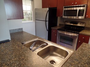 2881 N Oakland Forest Dr in Oakland Park, FL - Foto de edificio - Building Photo