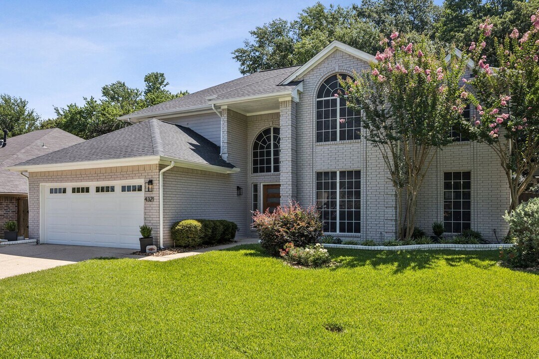 4321 Country Ln in Grapevine, TX - Building Photo