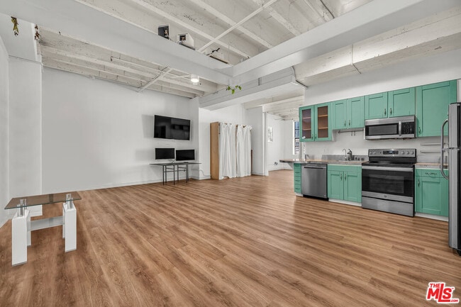 property at 312 W 5th St