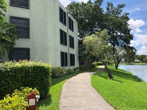 210 Lake Pointe Dr, Unit 112 in Oakland Park, FL - Foto de edificio - Building Photo