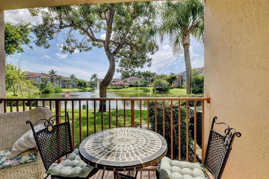 704 Villa Cir, Unit 704 in Boynton Beach, FL - Building Photo