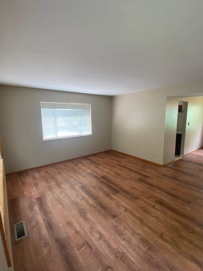 201 College Ave, Unit 201 in Lincoln, IL - Foto de edificio - Building Photo