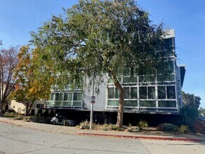 6 Seville Way, Unit 201 in San Mateo, CA - Foto de edificio - Building Photo