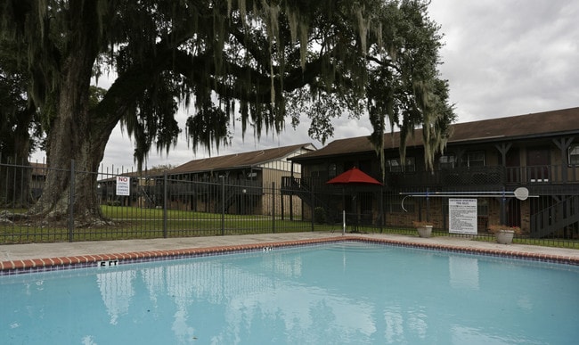 Canterbury House Apartments in Houma, LA - Building Photo - Building Photo