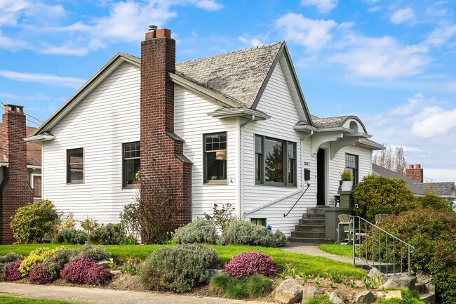 property at 2803 Queen Anne Ave N