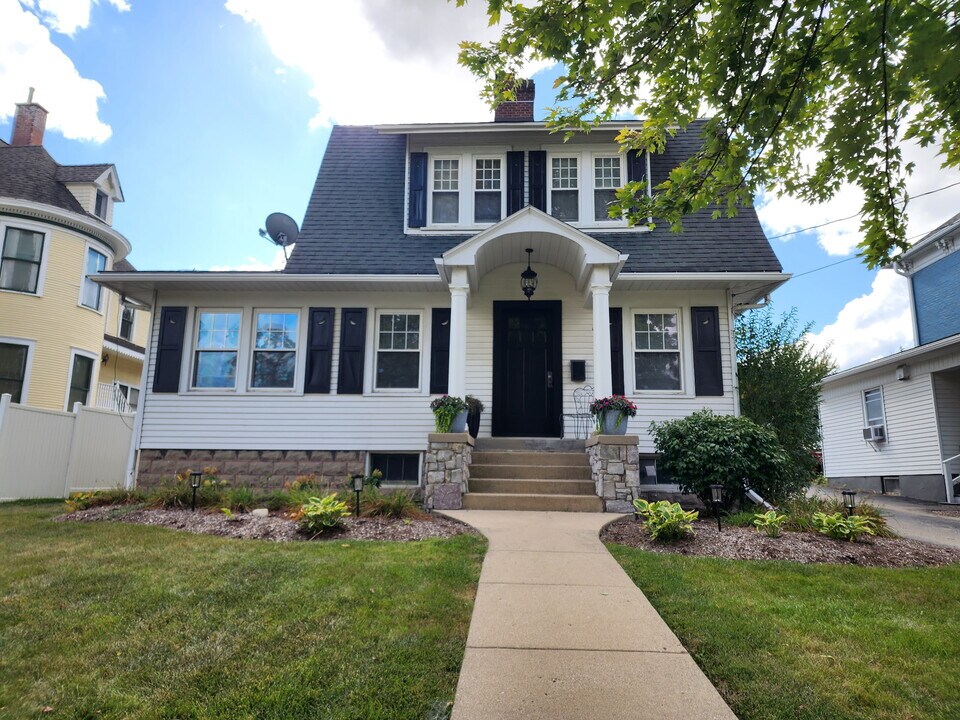 407 S 2nd St in St. Charles, IL - Building Photo