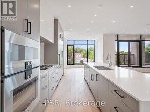 2010-2010 Bathurst St in Toronto, ON - Building Photo - Building Photo
