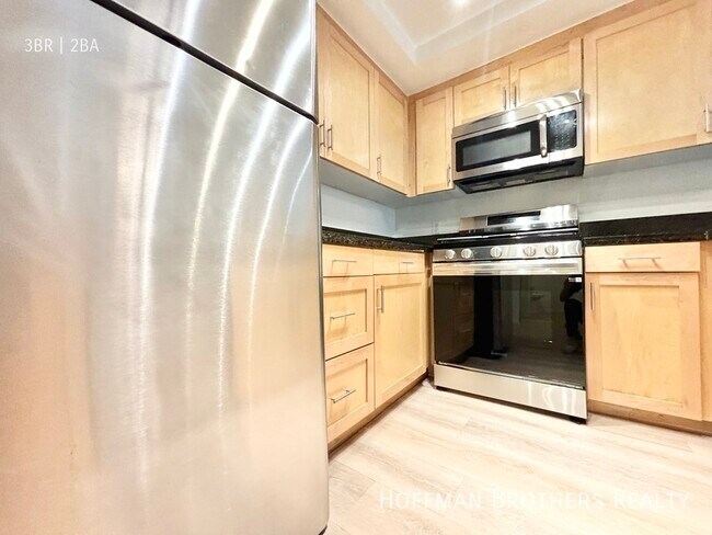 937 Palm Ave-Unit -406 in West Hollywood, CA - Building Photo - Building Photo