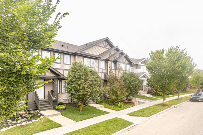 7372 Edgemont Way NW in Edmonton, AB - Building Photo - Primary Photo