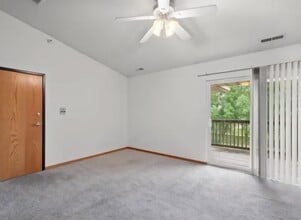 1000 Duchess Dr, Unit 12 in Solon, IA - Building Photo - Building Photo